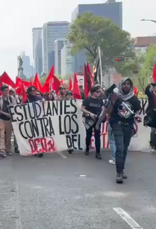 Imagen de Y la generación Z marcha en contra de Morena en la CDMX!! Morena decía que todo cambiaría; mentira, mentira, la misma porquería
